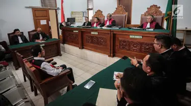 Terdakwa kasus dugaan penghilangan barang bukti pengaturan skor, Joko Driyono menjalani sidang putusan di PN Jakarta Selatan, Jakarta, Selasa (23/7/2019). Sebelumnya, jaksa penuntut umum menuntut Joko Driyono dua tahun dan enam bulan penjara karena terbukti bersalah. (Liputan6.com/Faizal Fanani)
