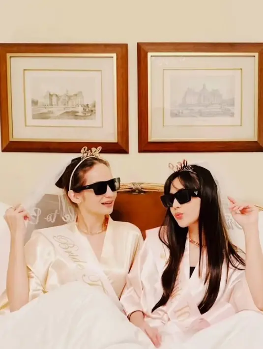 Kejutan tersebut pun diberikan bersama Jessica Mila yang sama-sama menikah dengan waktu yang berdekatan. Keduanya tampil dengan kacamata hitam. credit: @eudiajosephine