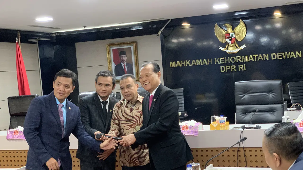 Imron Amin (kedua dari kiri) dilantik menjadi Wakil Ketua MKD DPR RI, Senin (10/7/2023). Dia menggantikan Habiburokhman (paling kiri)