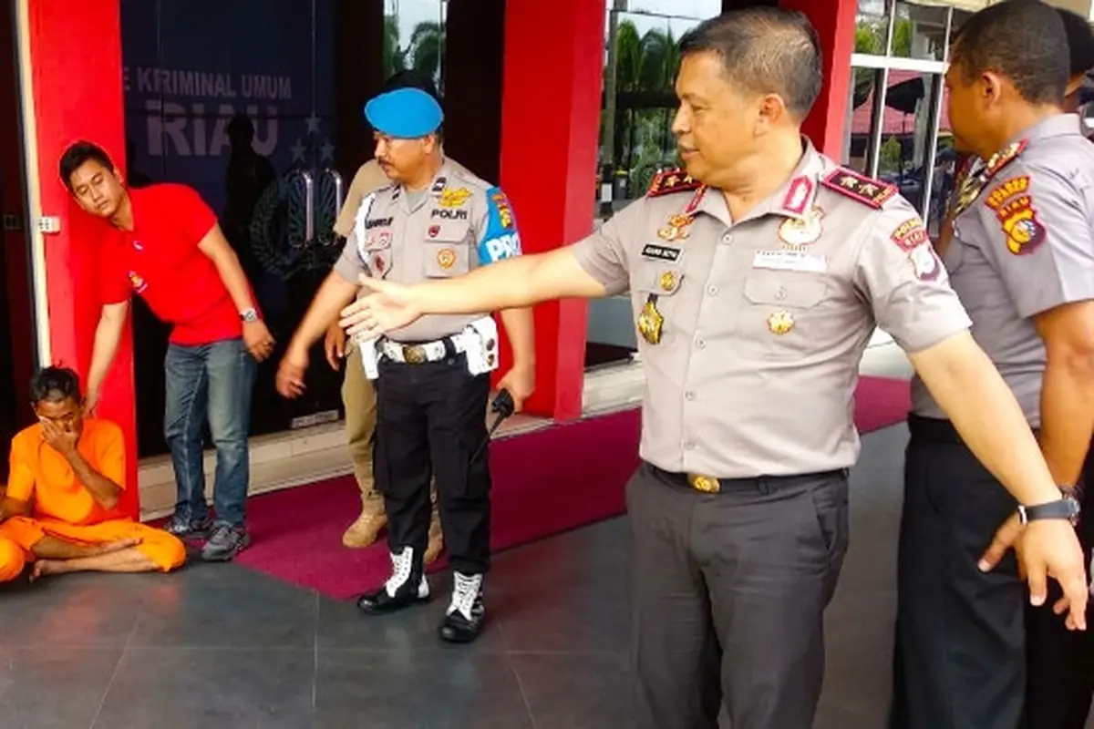 Dua tersangka perampasan HP dan pemaksa muda-mudi buat cabul di Mapolda Riau.