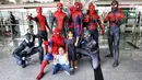 Anak-anak berpose dengan Spider-Man yang tergabung dalam komunitas Spider-Verse Indonesia di stasiun Light Rail Transit (LRT) di kawasan Jakarta, Minggu (21/7/2019). Dalam aksinya, mereka melakukan penggalangan dana untuk donasi anak penderita hydrocephalus. (Liputan6.com/Johan Tallo)