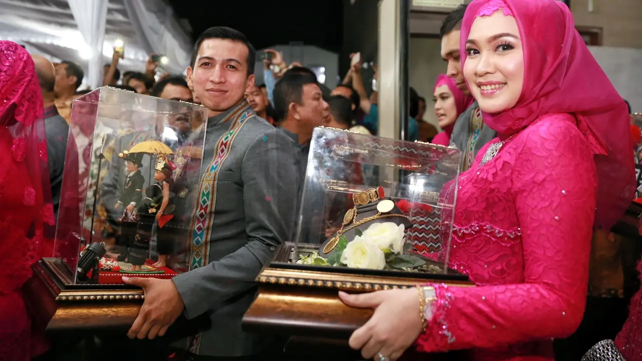 [Bintang] Seserahan Bobby Nasution untuk Kahiyang Ayu