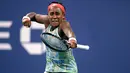 Selebrasi petenis berusia 15 tahun Coco Gauff usai mengalahkan Timea Babos dalam putaran kedua turnamen tenis AS Terbuka di New York, AS, Kamis (29/8/2019). Coco Gauff akan menghadapi petenis asal Jepang yang berstatus juara bertahan AS Terbuka, Naomi Osaka. (AP Photo/Charles Krupa)