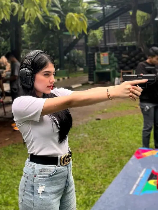 Potret Davina Karamoy saat menggeluti olahraga pun sering jadi sorotan netizen. Dirinya bahkan tak ragu mencoba olahraga menembak. (Liputan6.com/IG/@davinaakaramoy)