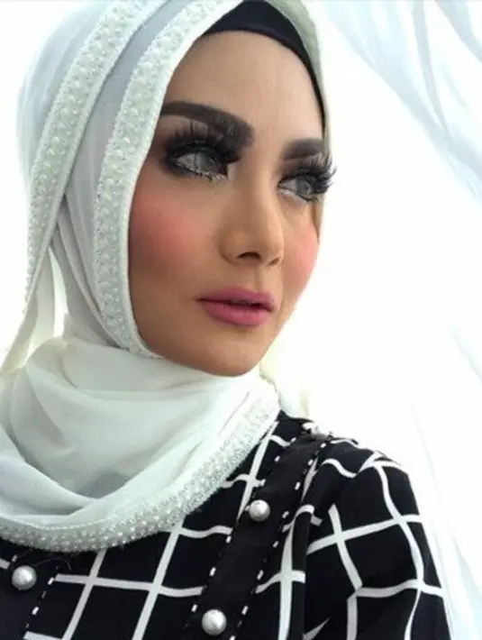 Lihat betapa cantiknya adik dari Yuni Shara ini saat mengenakan hijab. Ia menyempurnakan penampilannya dengan mengenakan kacamata. (Foto: instagram.com/krisdayantilemos)
