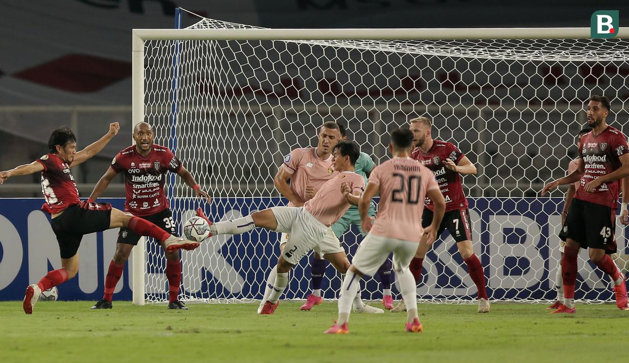 Pemain Bali United, Michael Yansen Orah (kiri) berebut bola dengan pemain Persik Kediri, Risna Prahalabenta Ranggalelana dalam laga pembukaan BRI Liga 1 2021/2022 antara Bali United melawan Persik Kediri di Stadion Utama Gelora Bung Karno, Jumat (27/8/2021). (Foto: Bola.com/Ikhwan Yanuar)