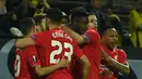 Pemain Liverpool menyambut gol yang dicetak Divock Origi ke gawang Borussia Dortmund pada laga leg pertama perempat final Liga Europa, di Stadion Signal Iduna Park, Dortmund, Jumat (8/4/2016) dini hari WIB. (AFP/Patrik Stollarz)