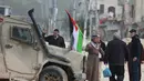 Mereka menegaskan kembali bahwa Israel tidak memiliki kedaulatan atas wilayah Palestina yang diduduki. Tampak dalam foto, warga Palestina berunjuk rasa setelah tentara Israel memblokir pintu masuk kamp pengungsi Palestina Nur Shams di Tepi Barat yang diduduki pada Senin 9 Februari 2026. (Jaafar ASHTIYEH/AFP)
