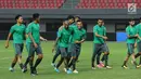 Pemain Timnas Indonesia, Boaz Salossa (tengah) bercanda dengan Benny Wahyudi jelang latihan resmi di Stadion Patriot Candrabhaga, Bekasi (1/9). Timnas Indonesia akan melakoni laga melawan Fiji, Sabtu (2/9). (Liputan6.com/Helmi Fithriansyah)