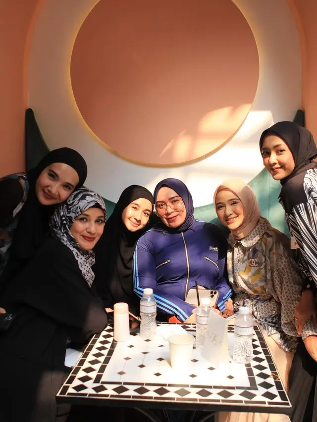 6 Potret Acara Pembukaan Butik Baru Zaskia Sungkar, Dihadiri Teman Artis