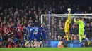 Kiper Chelsea, Willy Caballero berhasil menangkap bola yang ditendang pemain Bournemouth pada laga perempat final, di Stadion Stamford Bridge, Kamis (21/12). Chelsea menang dramatis dan memastikan lolos ke semifinal dengan skor 2-1. (Ben STANSALL/AFP)