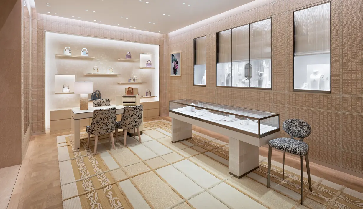 <p>Kabar baik Anda penggemar exotic leather. Terdapat area khusus untuk menerima special order dan tas akan ready dalam waktu kurang lebi 6 bulan. [ Foto: dok Dior ]</p>