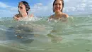 Berenang di pantai menjadi opsi liburan yang menarik bagi pelantun lagu Cinta Sejati. Raut wajah bahagia terlihat dari BCL ketika menghabiskan waktu bersama Noah. Noah pun juga terlihat senang bisa berenang dengan ibunya. (Liputan6.com/IG/bclsinclair)