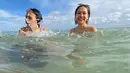 Berenang di pantai menjadi opsi liburan yang menarik bagi pelantun lagu Cinta Sejati. Raut wajah bahagia terlihat dari BCL ketika menghabiskan waktu bersama Noah. Noah pun juga terlihat senang bisa berenang dengan ibunya. (Liputan6.com/IG/bclsinclair)