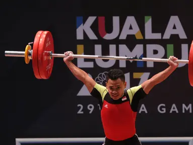 Lifter Indonesia Eko Yuli Irawan melakukan angkatan "snatch" pada cabang angkat besi putra nomor 62 kg SEA Games 2017 Kuala Lumpur, Malaysia, Senin (28/8). Eko Yuli memperoleh medali perak dengan total angkatan 306 kg. (Liputan6.com/Faizal Fanani)