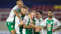 Para pemain PSS merayakan gol yang dicetak Nemanja Kojic ke gawang Persib dalam lanjutan BRI Liga 1 2021/2022 di Stadion Manahan, Jumat (22/10/2021) malam WIB. (Bola.com/Bagaskara Lazuardi)