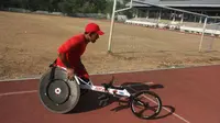 Atlet balap kursi roda Indonesia di Asian Para Games 2018, Jaenal Aripin. (Bola.com/Ronald Seger Prabowo)