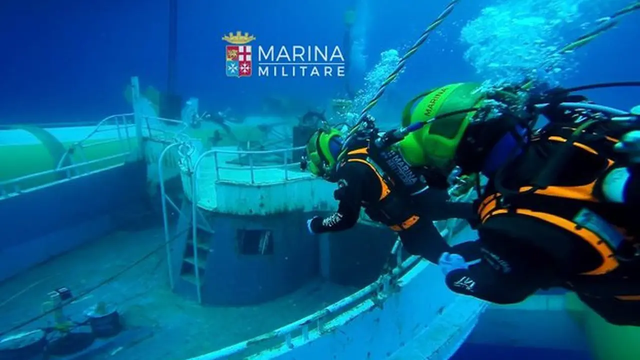 Italia Angkat Kapal Karam Berisi 800 Imigran yang Terperangkap