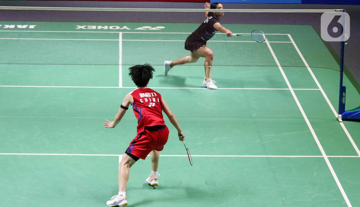 Pebulu tangkis tunggal putri Indonesia Gregoria Mariska Tunjung saat bertanding melawan pebulu tangkis tunggal putri China Wang Zhi Yi dalam babak perempatfinal Indonesia Open 2024 di Istora Senayan, Jakarta, Jumat (7/6/2024). (Liputan6.com/Herman Zakharia)