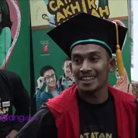 Bagi penggemar stand-up comedy nama Abdur alias Abdurrahim Arsyad pastinya sudah tak asing lagi, tapi tetap saja meski tenar Abdur masih minder bertemu bintang film