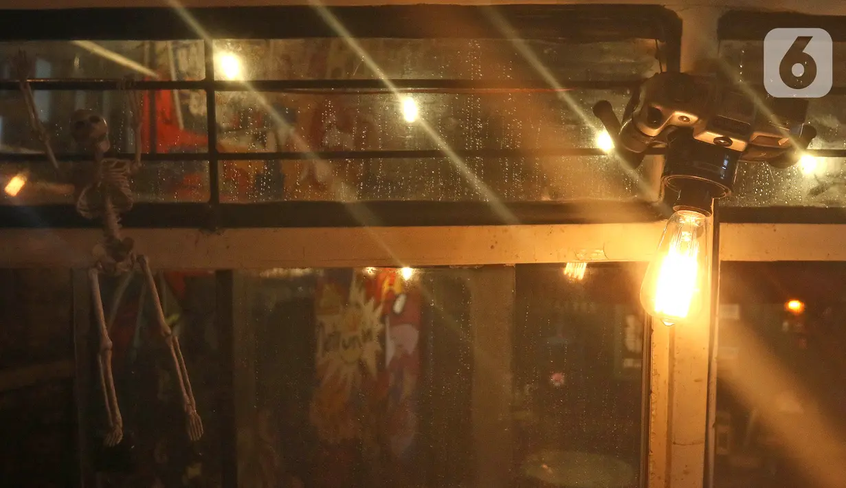 Aneka ornamen terlihat di kafe yang menggunakan angkutan metromini di Bekasi, Jawa Barat, Kamis (15/4/2021). Kafe ini berinovasi di tengah pandemi COVID-19 dengan menggunakan armada metromini yang sudah tidak terpakai sebagai tempat makan pengunjung. (Liputan6.com/Herman Zakharia)