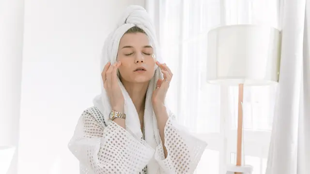 9 Langkah Pijat Wajah agar Kulit Terlihat Kencang dan Awet Muda