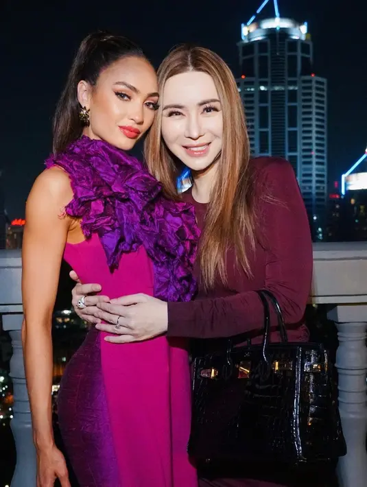 Anne memeluk Miss Universe 2022 R’Bonney Nola dalam outfit senada nuansa magenta.  [@annejkn.official]