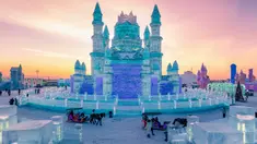 Foto pada 24 Desember 2018 menunjukkan orang-orang mengunjungi Harbin Ice Snow World di Harbin, provinsi Heilongjiang, China. Festival pameran es dan salju terbesar di dunia ini secara resmi akan dibuka 4 Januari 2019. (STR / AFP)