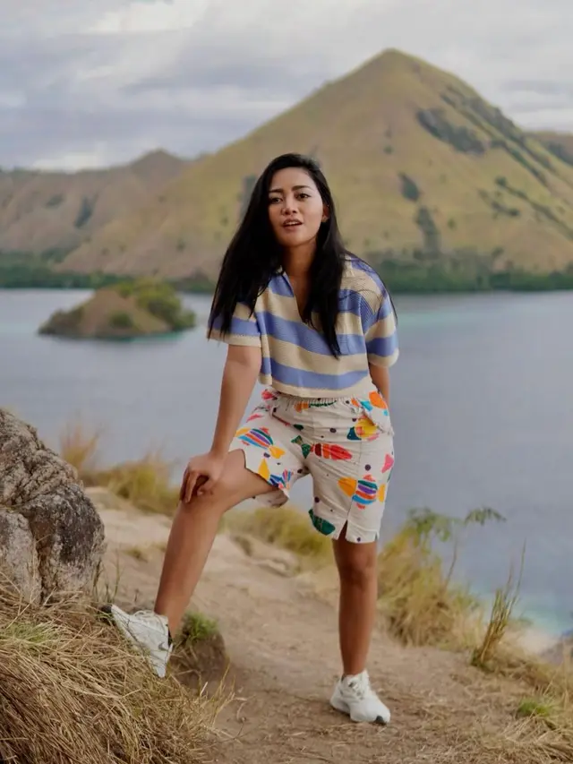 Potret Liburan Rachel Vennya di Labuan Bajo, Outfitnya Curi Perhatian. (Sumber: Instagram/rachelvennya)