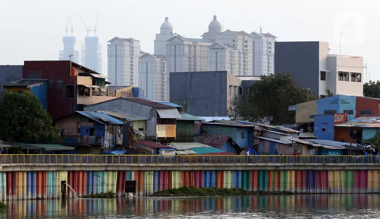 Suasana pemukiman padat penduduk di kawasan Danau Sunter Barat, Jakarta, Kamis (17/9/2020). Pemberlakuan kembali Pembatasan Sosial Berskala Besar (PSBB) di DKI Jakarta diprediksi memberi dampak terhadap pertumbuhan ekonomi nasional, khususnya di kuartal III 2020. (Liputan6.com/Helmi Fithriansyah)