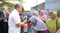 Menko Zulhas Bagikan Sarung dan Mukena Lebaran untuk Warga Terdampak Banjir di Bekasi