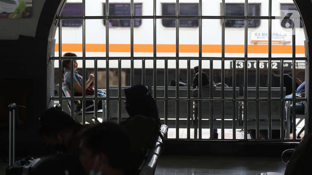 Hiruk Pikuk Stasiun Pasar Senen Jelang Pelarangan Mudik Lebaran 2021
