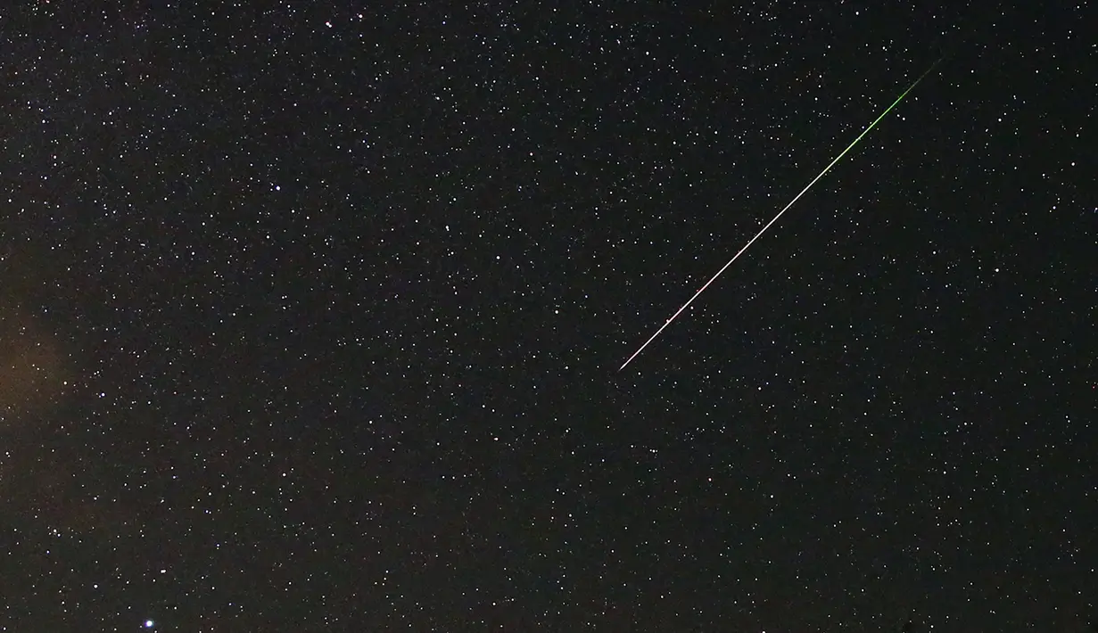 Sebuah pemandangan meteor jatuh terlihat di atas Gunung Smetovi, Zenica, Bosnia dan Herzegovina, Rabu (12/8/2015). Meteor jatuh tersebut merupakan bagian dari fenomena hujan meteor Perseid yang rutin terjadi setiap tahun. (REUTERS/Dado Ruvic)