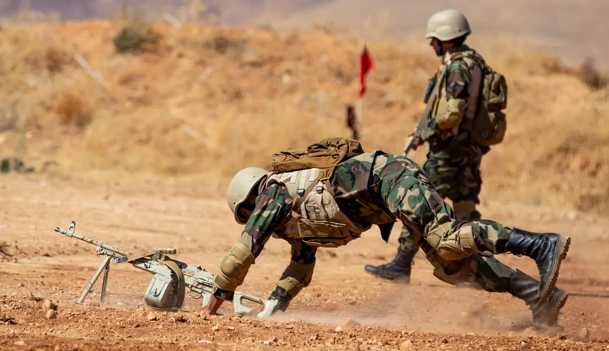 Pasukan elite Suriah mengikuti latihan militer yang dipimpin oleh tentara Rusia di sebuah pangkalan militer di Yafour, Suriah, Selasa (24/9/2019). Pasukan elite Suriah mendapat pelatihan pertempuran lapangan. (AP Photo/Alexander Zemlianichenko)