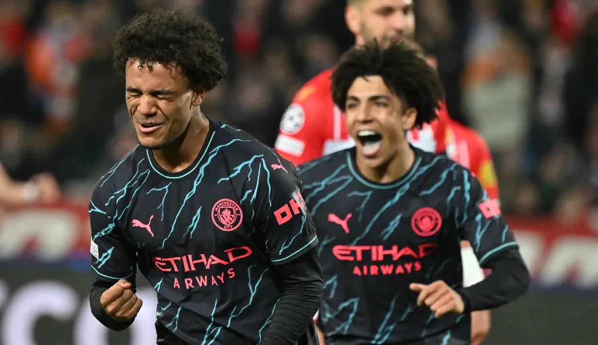 <p>Pemain Manchester City, Oscar Bobb (kiri) melakukan selebrasi setelah mencetak gol kedua timnya ke gawang Red Star pada laga terakhir Grup G Liga Champions 2023/2024 di Rajko Mitic Stadium, Belgrade, Serbia, Kamis (14/12/2023) dini hari WIB. (AFP/Andrej Isakovic)</p>