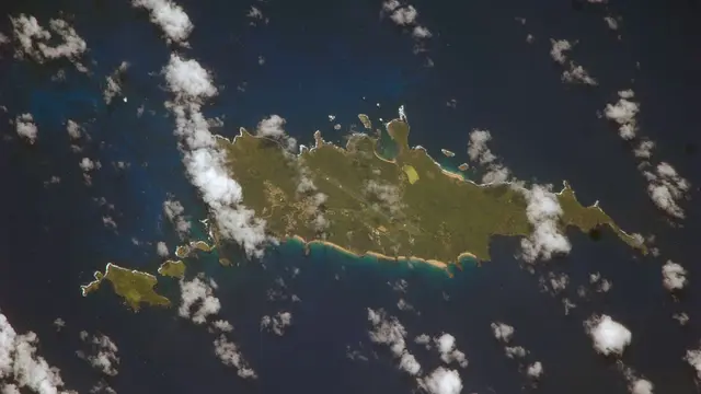 Fernando de Noronha, pulau terpencil di Brasil yang terletak di perairan Samudra Atlantik.
