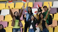 Wanita-wanita pendukung pembalap Indonesia, Rio Haryanto hadir di Sirkuit Shanghai, Tiongkok (Formula 1)