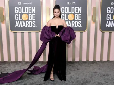 Selena Gomez menghadiri Golden Globe Awards 2023 di The Beverly Hilton, Beverly Hills, California, Amerika Serikat, 10 Januari 2023. Selena Gomez tampil memukau saat menghadiri Golden Globe Awards 2023. (Jon Kopaloff/Getty Images/AFP)