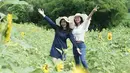 Dewi Perssik terlihat begitu ceria saat begitu ceria saat berkunjung ke kebun bunga matahari. Ia tampil cantik dengan mengenakan busana putih yang dipadu dengan celana jeans. (Foto: instagram.com/lebbywilayati)
