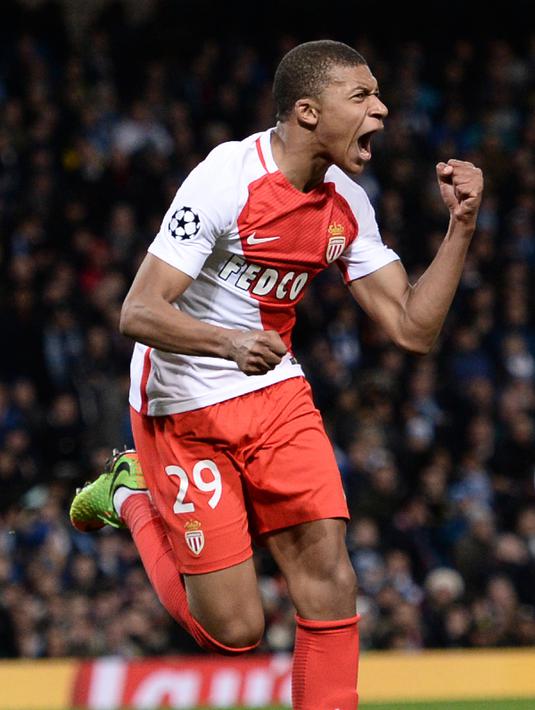 Penyerang AS Monaco, Kylian Mbappe Lottin melakukan selebrasi usai mencetak gol ke gawang Manchester City pada Leg pertama 16 besar Liga Champions di stadion Etihad, Inggris (22/2). City menang atas AS Monaco 5-3. (AFP Photo / Oli Scarff)