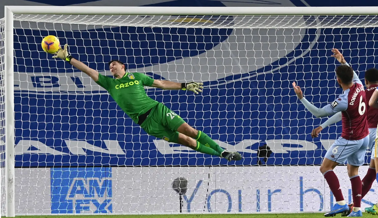 Semenjak meninggalkan Arsenal dan bergabung bersama Aston Villa, Emiliano Martinez sekarang didapuk menjadi kiper utama. Ia juga tampil sangat baik di Premier League musim ini. (Foto: AFP/Pool/Neil Hall)