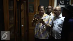 Rizal Ramli membaca salah satu buku di Pusat Dokumentasi Sastra HB Jassin, Jakarta, Jumat (26/8). Rizal meminta Pemprov DKI lebih memperhatikan Pusat Dokumentasi Sastra HB Jassin tersebut, Jakarta, Jumat (26/8). (Liputan6.com/Faizal Fanani)