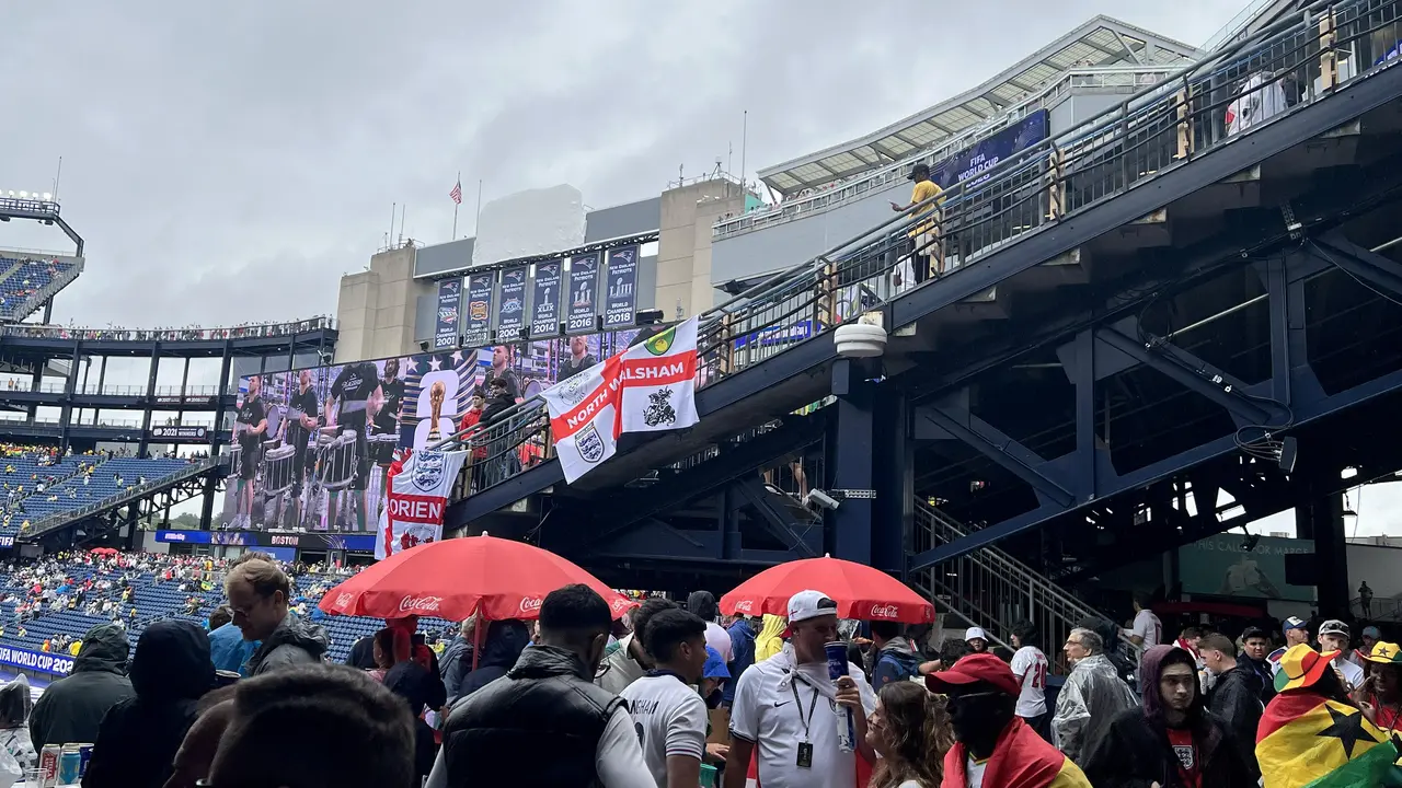Foto Eksklusif: Lautan Putih dan Merah-Kuning-Hijau, Keseruan Suporter Inggris dan Ghana Warnai Gillette Stadium