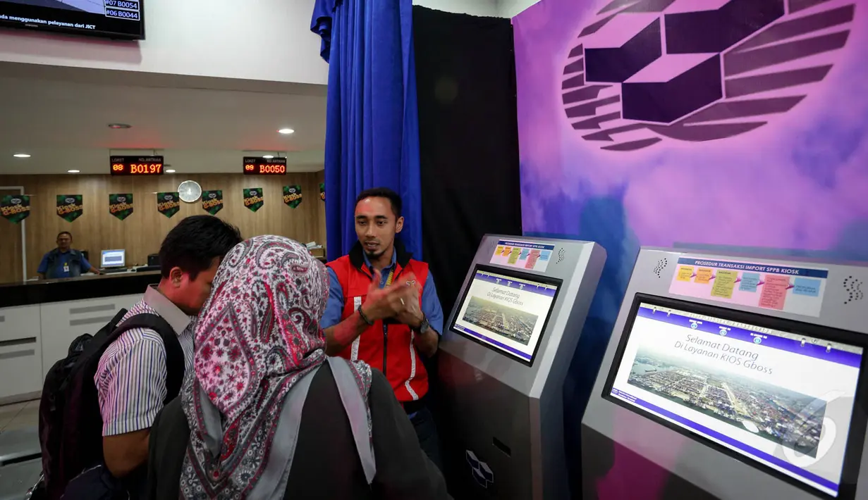 Seorang petugas memberikan keterangan seputar G-BOSS, Jakarta, Senin (18/5/2015). G-BOSS merupakan inovasi terbaru berupa layanan pembayaran ekspor impor mandiri. (Liputan6.com/Faizal Fanani)