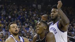 Pemain Chicago Bulls, Kris Dunn (tengah) berusaha melewati adangan pemain Golden State Warriors pada laga NBA basketball game di Oracle Arena, Oakland, (24/11/2017). Warriors menang 143-94. (AP/Jeff Chiu)