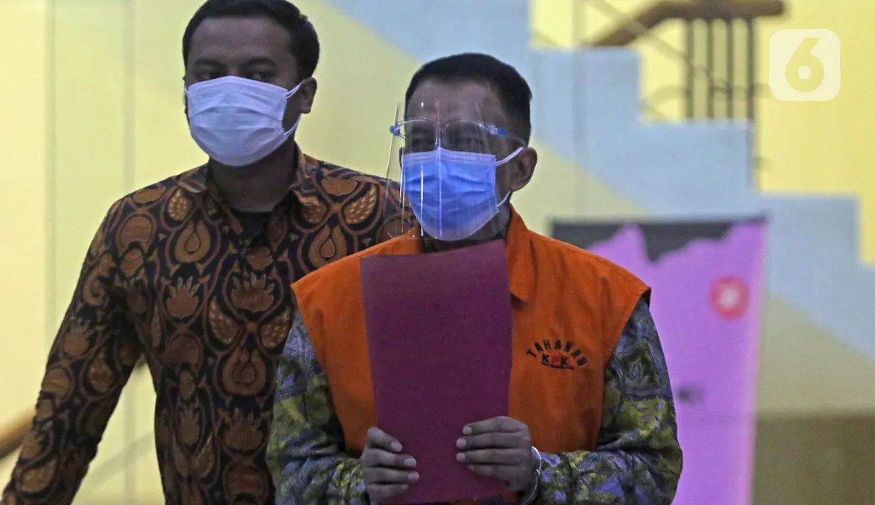 Mantan Direktur Pemeriksaan dan Penagihan Dirjen Pajak tahun 2016-2019, Angin Prayitno Aji (kanan) usai pemeriksaan di Gedung KPK, Jakarta, Rabu (18/8/2021). Angin Prayitno Aji merupakan tersangka penerimaan suap dalam penyesuaian pajak tiga perusahaan wajib pajak. (Liputan6.com/Helmi Fithriansyah)