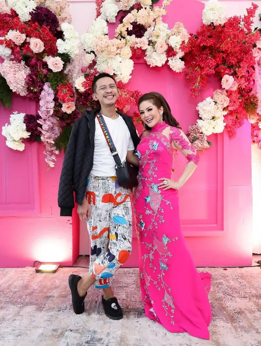 <p>Saat hadir di pesta ulang tahun Kristina, Aming tampil lucu. Ia tampak mengenakan kaus putih yang dipadu dengan celana motif, dan jaket hitam. [Foto: Instagram/amingisback]</p>