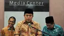 Ketua DPR Ade Komarudin (tengah) menyampaikan hasil rapat Badan Musyawarah  (Bamus) DPR di Jakarta, (27/1). Bamus menyepakati masa reses bagi anggota legislatif dan masa kerja legislatif sebanyak 180 hari/tahun. (Liputan6.com/JohanTallo)