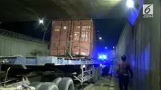 Diduga sopir mengantuk truk Bermuatan Kayu asal Palembang menabrak underpass jalan Tanah Abang
