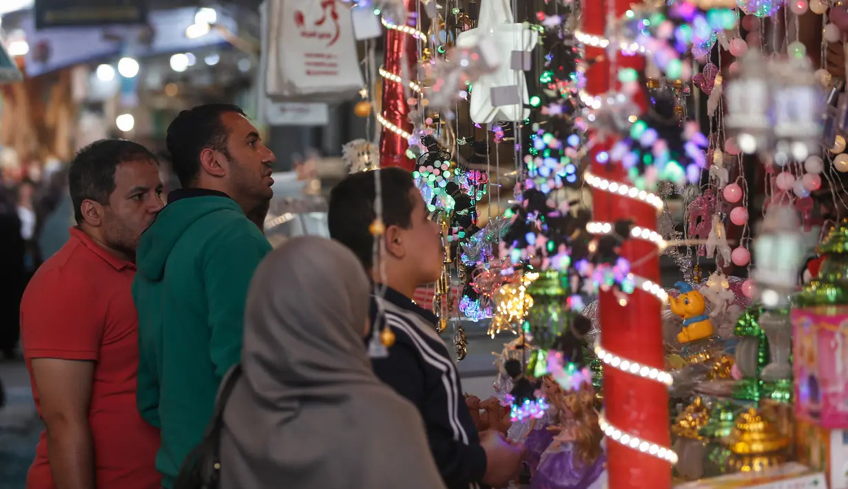 Warga Palestina berbelanja untuk persiapan menjelang bulan suci Ramadan di pasar al-Zawiya di Kota Gaza pada 20 April 2020. Tahun ini, miliaran umat Muslim di dunia bersiap memasuki bulan suci Ramadan di tengah situasi pandemi Covid-19. (MAHMUD HAMS / AFP)